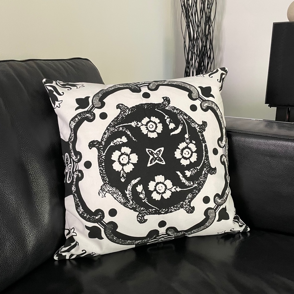 NWT 🦋  Decorative B&W covered pillow | 18” x 18"
